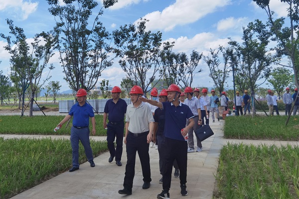 楊靜波一行在錢水建考察.jpg